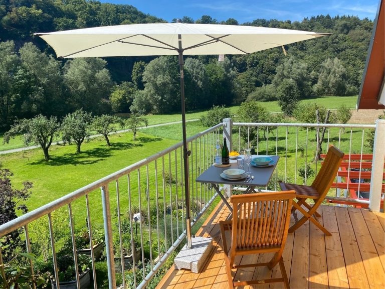 Der Balkon unserer Ferienwohnung mit Blick auf den Lahnradweg